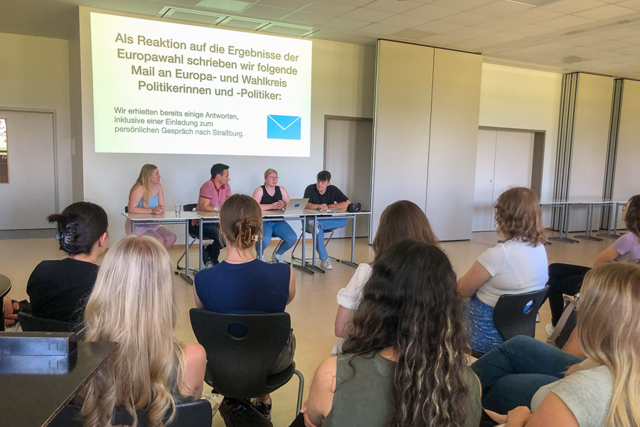 Erfolgreiche Diskussion zur Stärkung der Demokratie: PoWi-Kurse diskutieren mit Landtagsabgeordnetem Oliver Ulloth und Annalena Karger